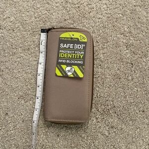 Travelon RFID wallet NWT